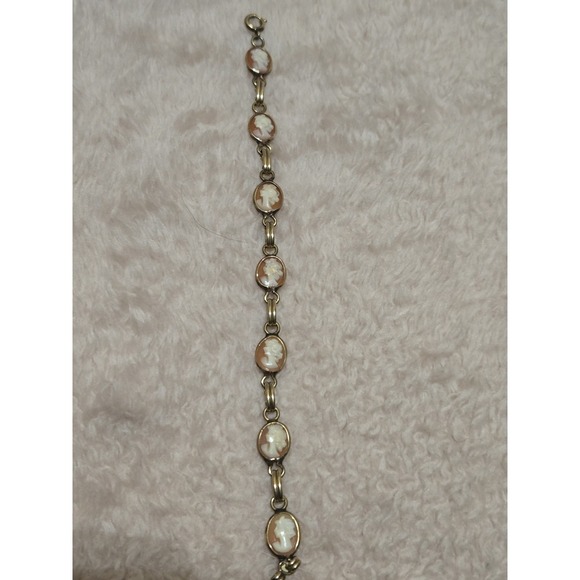 The Unbranded Brand Jewelry - Vintage/Antique‎ 12k Gold Filled Carved Cameo Bracelet